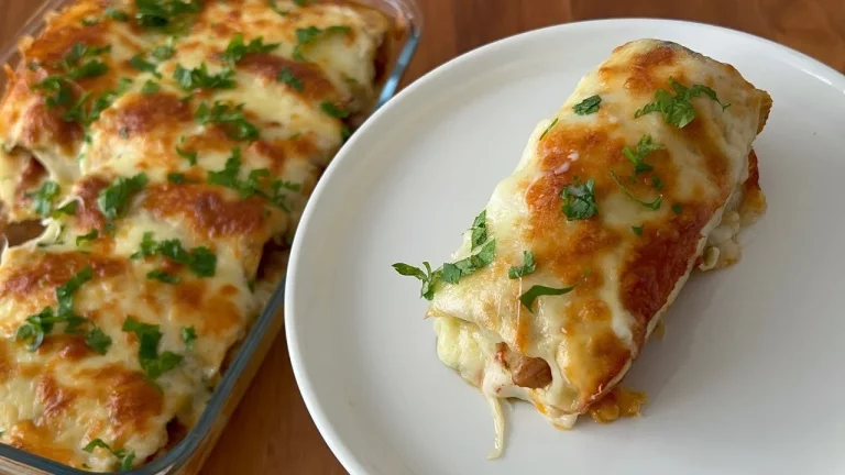 Deliciosa combinación de papas y pollo en un plato apetitoso