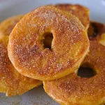 Manzana preparada con limón y chile, una deliciosa botana mexicana.