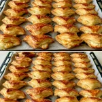 Tarta de pastelería crujiente y en capas con frutas frescas y crema