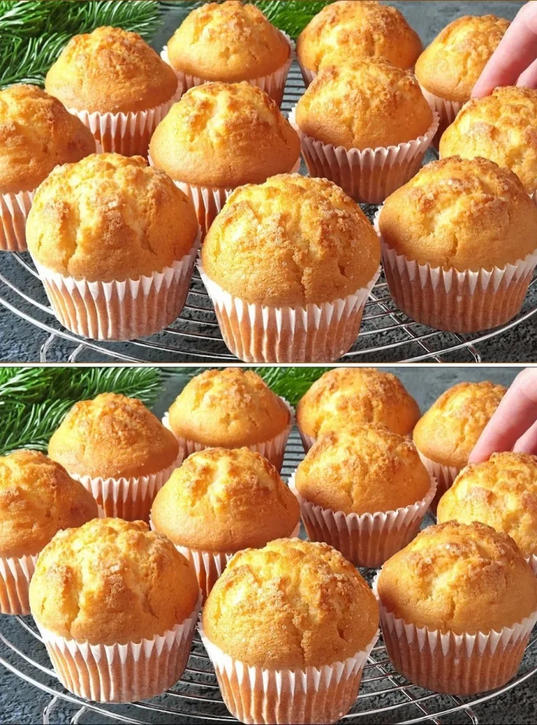 Muffins variados recién horneados en una bandeja de postres