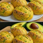 Rebanadas de pan de aguacate recién horneado con toppings saludables