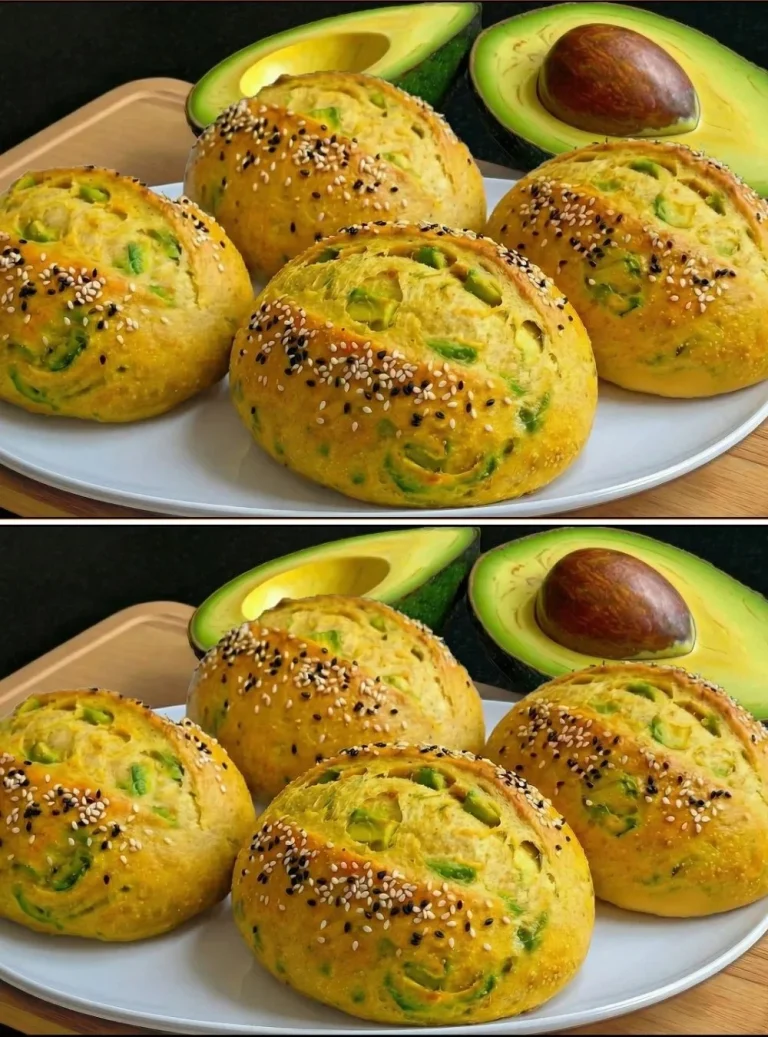 Rebanadas de pan de aguacate recién horneado con toppings saludables