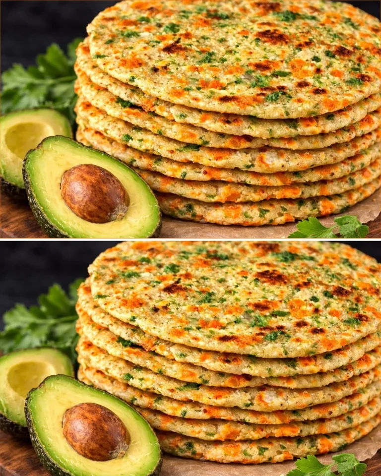 Rebanada de pan de aguacate con hummus y mayonesa de aguacate en un plato