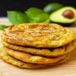 Rebanadas de pan de aguacate con ingredientes frescos y saludables