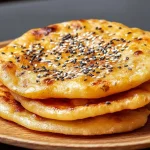 Rebanada de Pan Keto Saludable recién horneado, ideal para una dieta cetogénica.