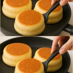 Imagen de pancakes japoneses esponjosos servidos con sirope y frutas.