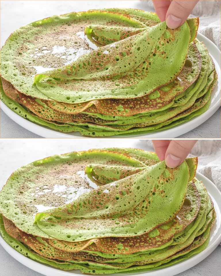 Panqueques de avena y aguacate en un plato con frutas frescas