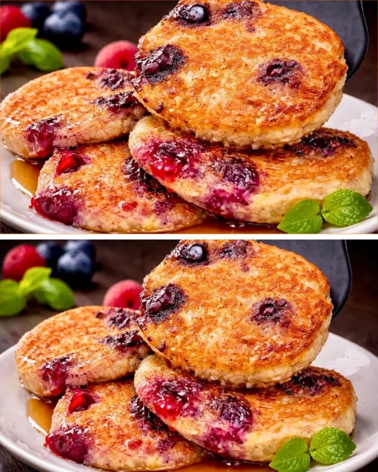 Panqueques de avena y arándanos servidos con miel y frutas frescas