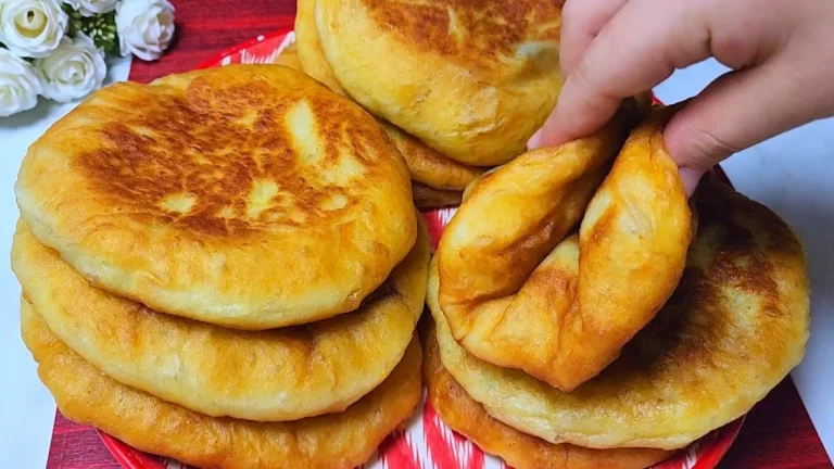 Panqueques de patata rellenos de carne en un plato colorido