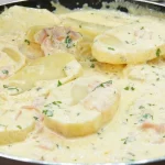 Plato de Papas Cremosas con Jamón, delicioso y cremoso.