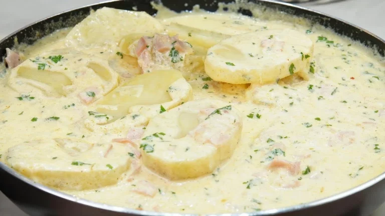 Plato de Papas Cremosas con Jamón, delicioso y cremoso.