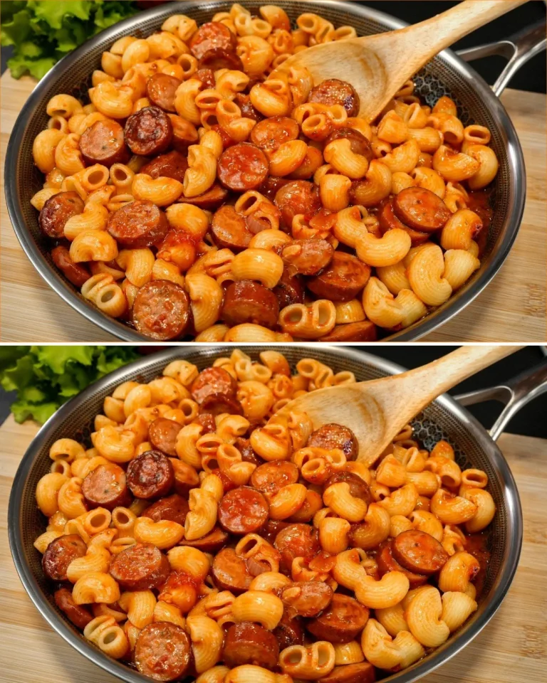 Plato de pasta de salchicha rápida en salsa de tomate