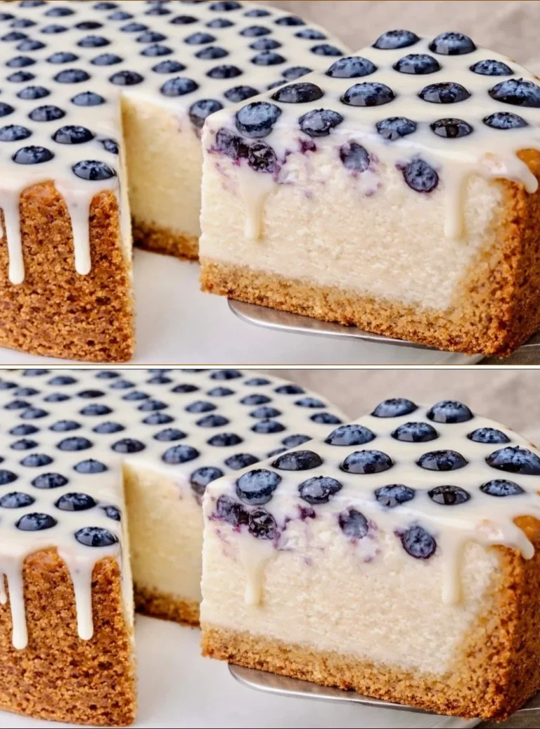 Pastel de Avena y Requesón recién horneado en un plato decorativo