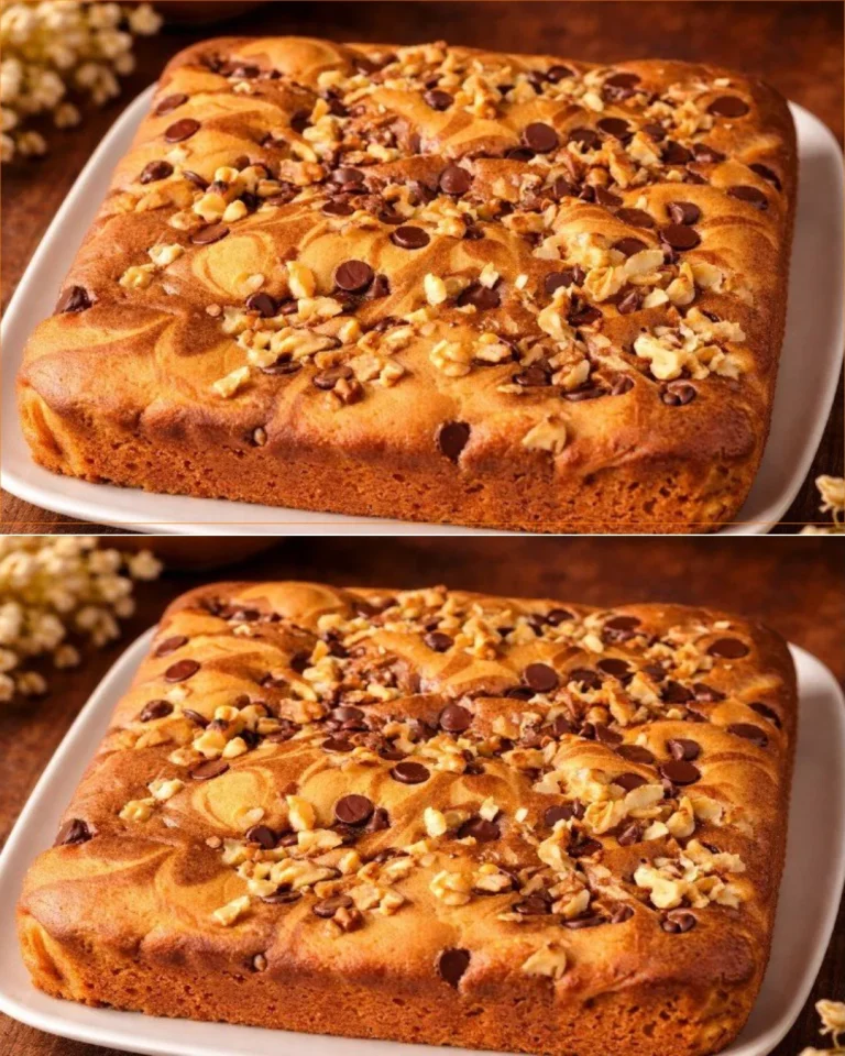 Delicioso pastel de café italiano servido en una mesa elegante.