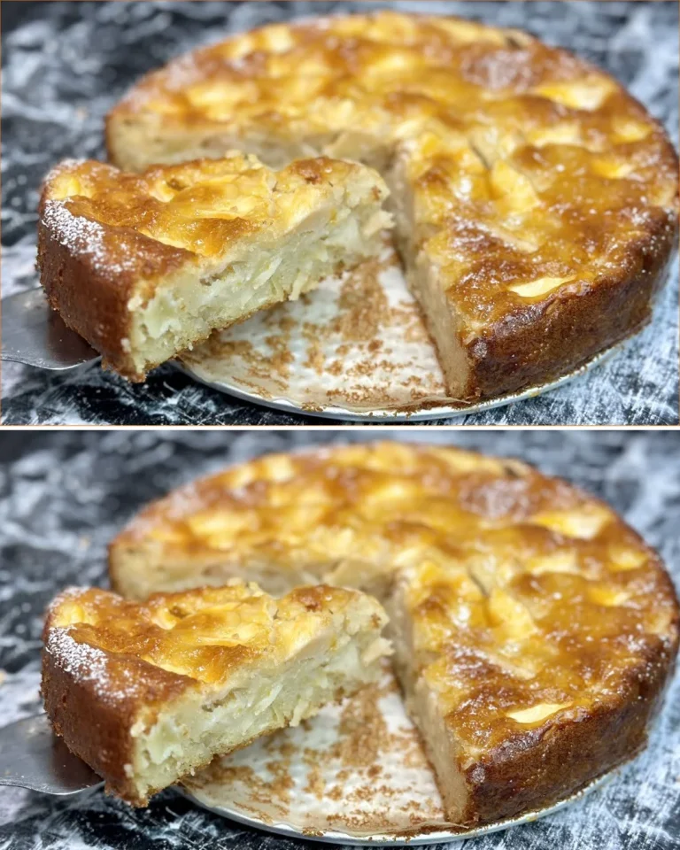 Pastel de manzana recién horneado, decorado con manzanas caramelizadas.