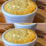 Pastel de manzana hecho con solo 3 ingredientes en una bandeja