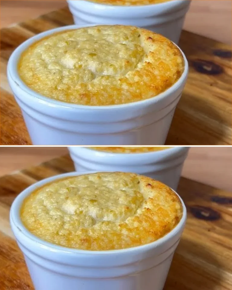 Pastel de manzana hecho con solo 3 ingredientes en una bandeja