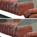 Pastel de manzana y cacao servido con té de mango en un plato elegante.