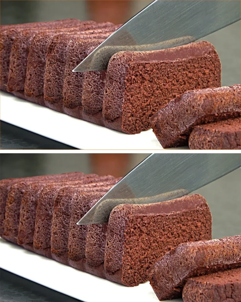 Pastel de manzana y cacao servido con té de mango en un plato elegante.