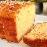 Pastel de naranja recién horneado con glaseado y rodajas de naranja