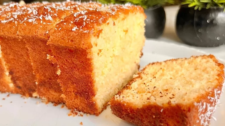 Pastel de naranja recién horneado con glaseado y rodajas de naranja