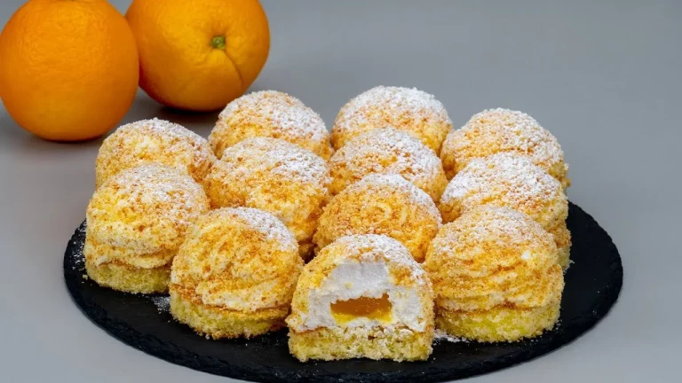 Pastel de Naranja y café decorado con rodajas de naranja y crema