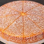 Delicioso pastel de yogur y naranja francés, ideal para disfrutar en cualquier ocasión.