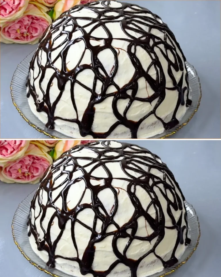 Delicioso pastel en tonos pastel decorado con crema y fresas