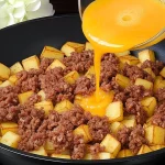 Plato de patatas con carne picada, delicioso y fácil de preparar