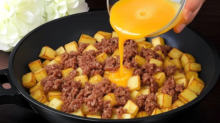 Plato de patatas con carne picada, delicioso y fácil de preparar