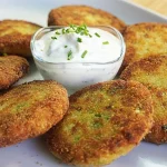 Patties de repollo cocinados y listos para servir con guarnición.