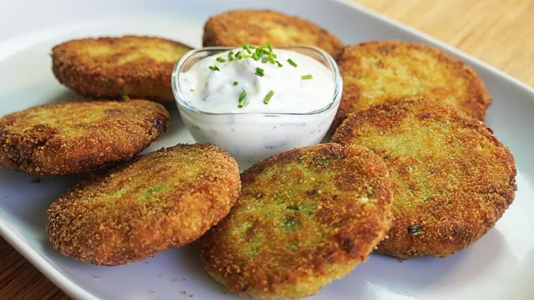 Patties de repollo cocinados y listos para servir con guarnición.
