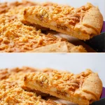 Delicioso pie de mermelada recién horneado con frutas frescas.