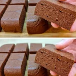 Postre de chocolate y plátano sobre plato decorativo