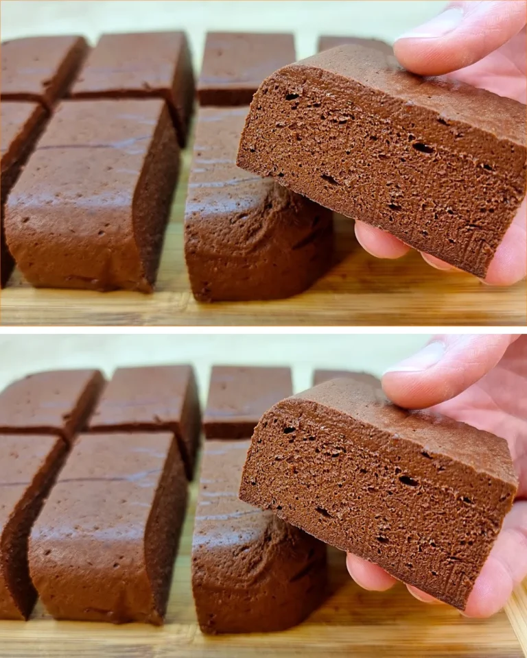 Postre de chocolate y plátano sobre plato decorativo