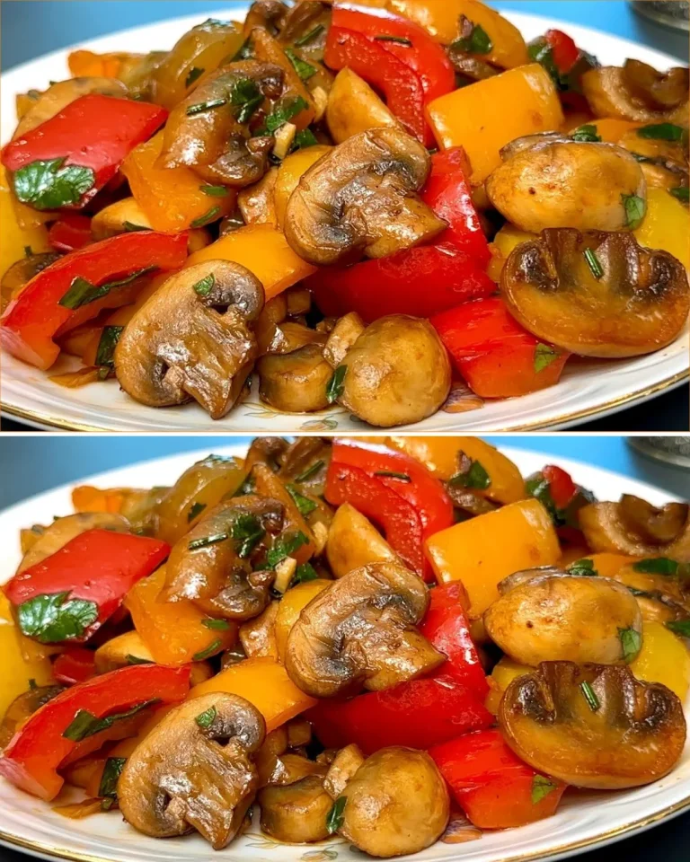 Receta de champiñones fritos con pimientos servidos en un plato