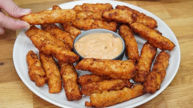 Pollo Empanizado dorado y crujiente servido en un plato