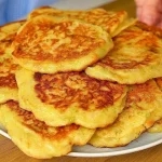 Receta saludable de tortitas de verdura con ingredientes frescos y nutritivos.