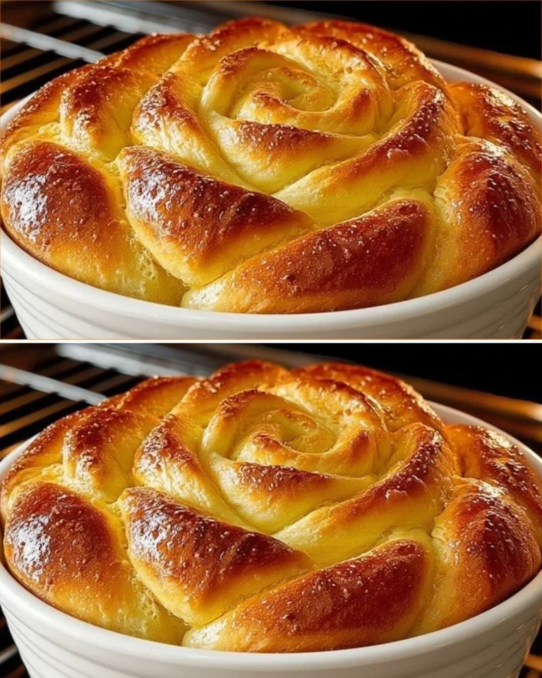 Deliciosos rollos de manzana recién horneados con canela y azúcar.