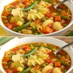 Tazón de sopa de verduras fresca con ingredientes coloridos.