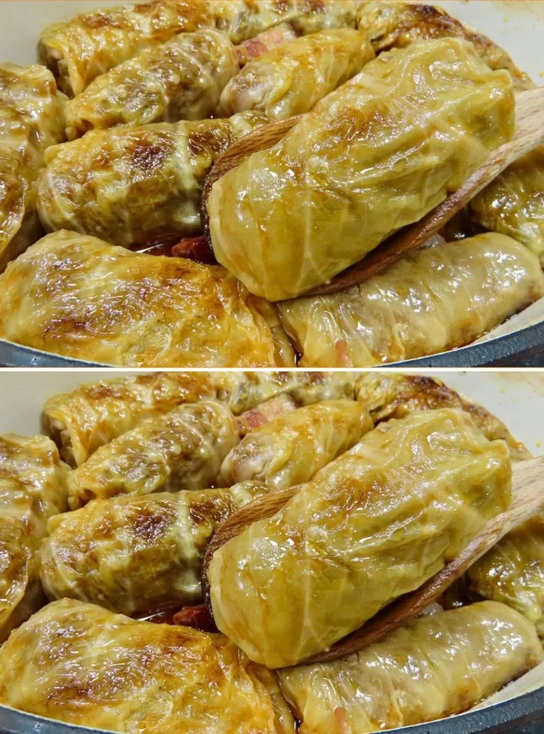 Rollos de col rellenos listos para servir, con carne y arroz sazonados.