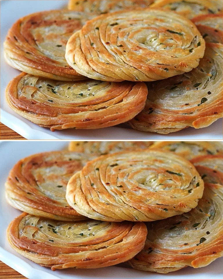 Tortillas de harina y ajo recién hechas en una sartén