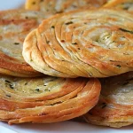 Tortillas de harina y ajo cocinadas en sartén doradas y listas para servir.