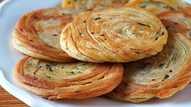 Tortillas de harina y ajo cocinadas en sartén doradas y listas para servir.