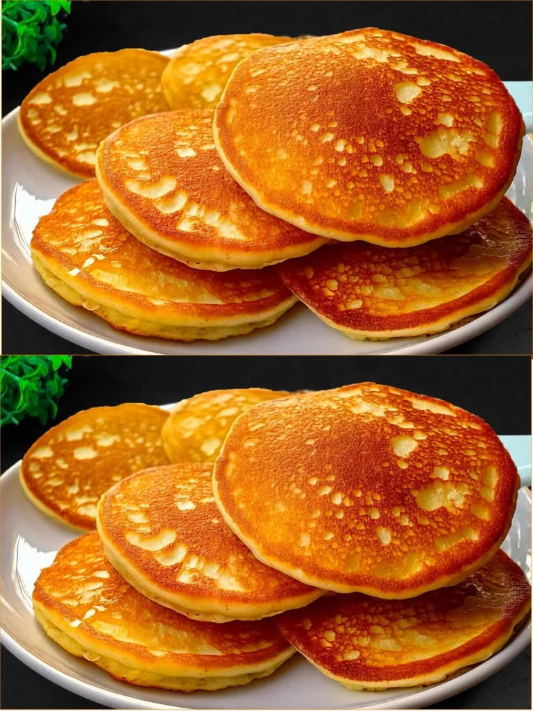 Tortitas de avena y manzana servidas en un plato con frutas frescas