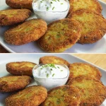 Tortitas de repollo recién preparadas en un plato, ideales para una comida saludable.