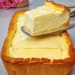 Cheesecake cremoso decorado de manera atractiva y colorida.