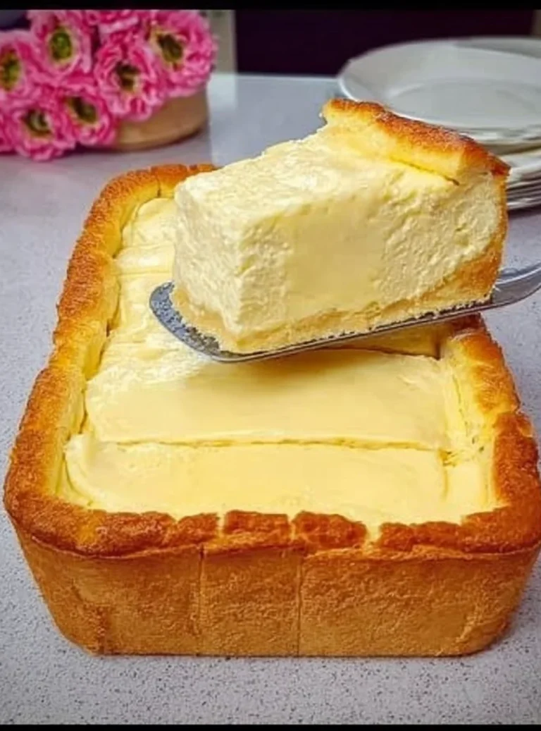 Cheesecake cremoso decorado de manera atractiva y colorida.