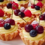 Mini tarts rellenas de natillas en un plato elegante