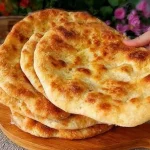 Delicioso pan de desayuno recién horneado, fácil y rápido de preparar.